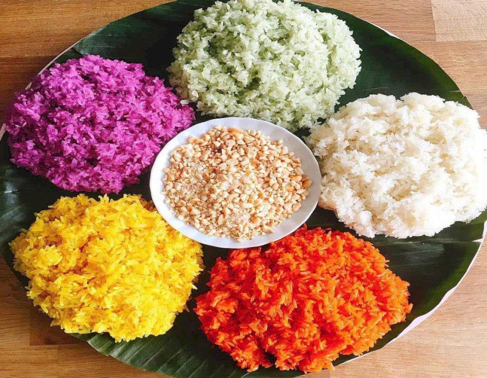 Red and green sticky rice colors are extracted from gac fruit and ginger leaves/pandan leaves, respectively